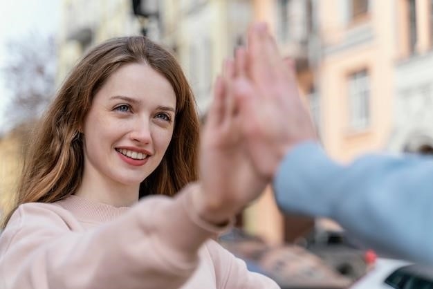 Dowiedz się, jak koniugować Revoir (zobaczyć ponownie) w języku francuskim